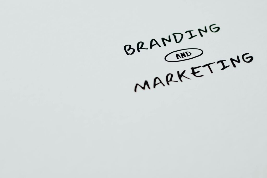 Agencja content marketingu – jak zwiększyć zasięg i zbudować silną markę online? Agencja content marketingu – napis branding and marketing symbolizujący tworzenie strategii treści i budowanie wizerunku marki online