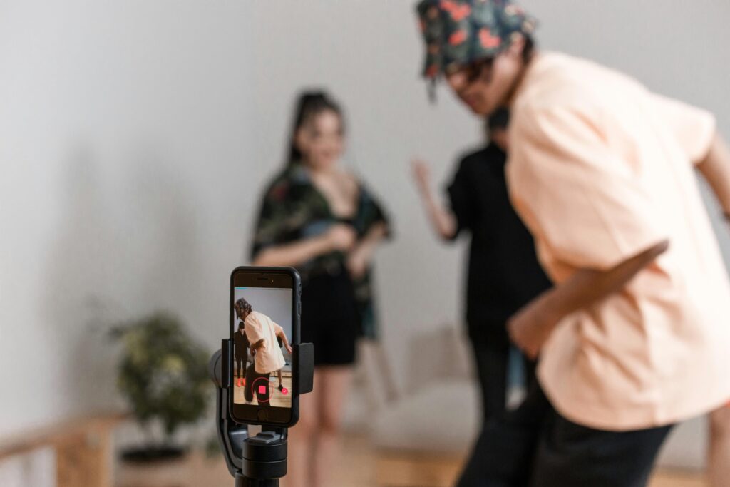 Jak skutecznie prowadzić reklamę na TikTok? Reklama TikTok – nagrywanie krótkiego wideo smartfonem na statywie, tworzenie dynamicznego contentu do kampanii w mediach społecznościowych