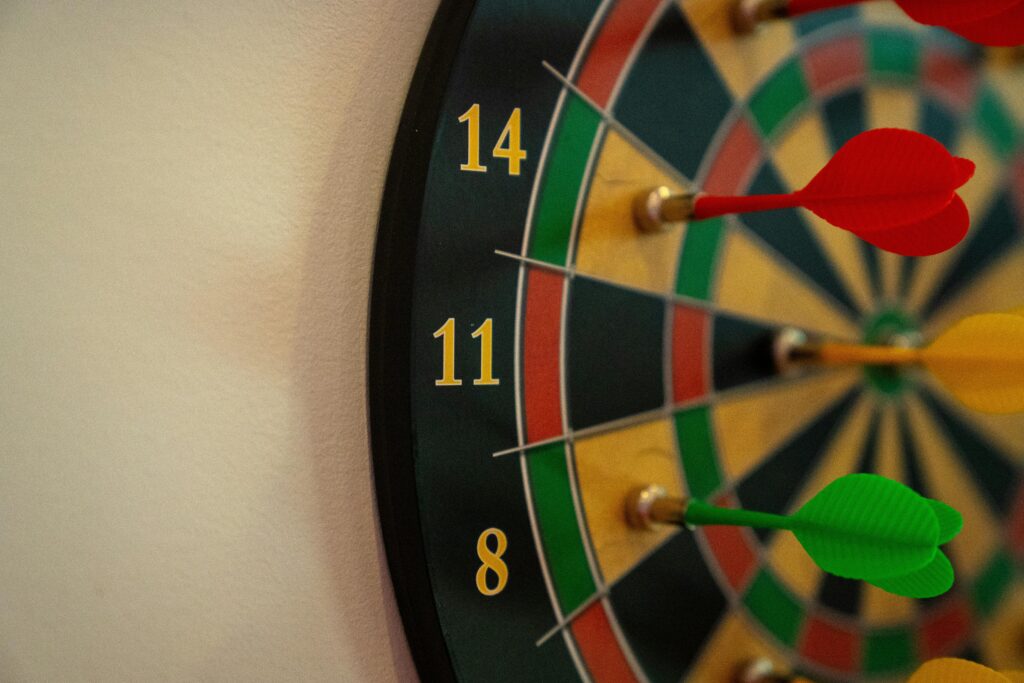 Tarcza do darta z trafionymi strzałkami – cele marketingowe przykłady i precyzyjne planowanie strategii