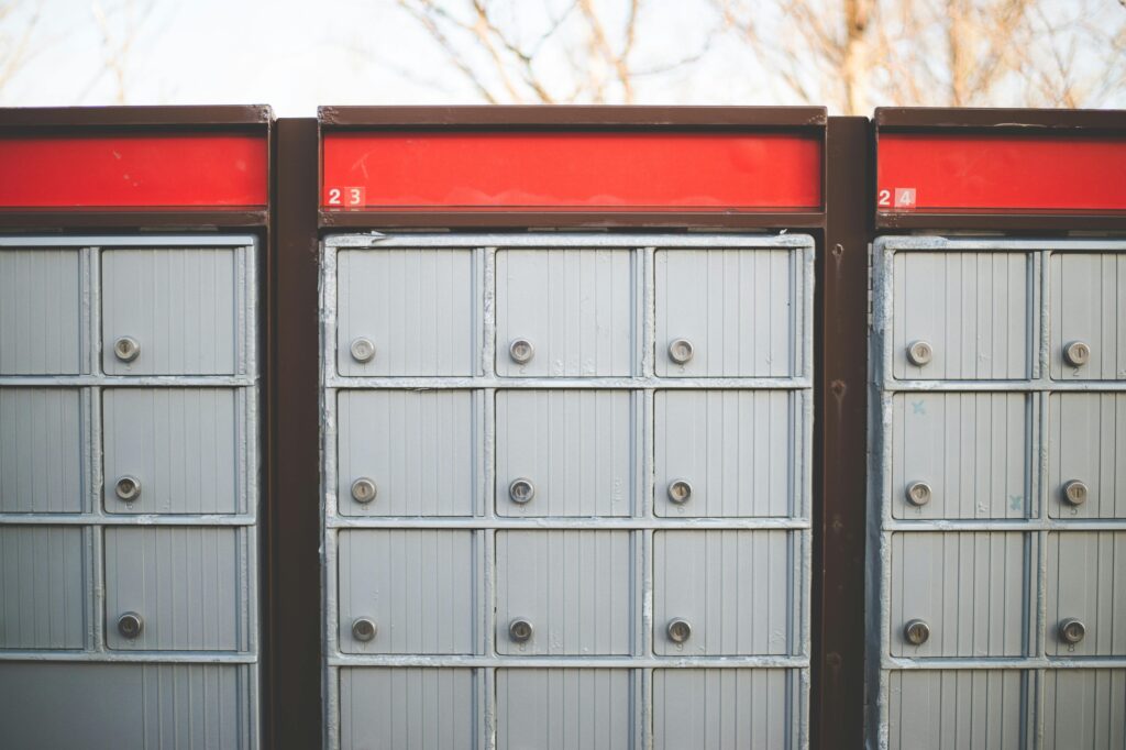 Mailing – forma marketingu bezpośredniego polegająca na wysyłaniu wiadomości (najczęściej e-maili) do określonej grupy odbiorców w celu promocji produktów, usług, budowania relacji lub informowania o nowościach i ofertach specjalnych.